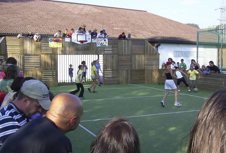 Fußball-Match mit Anfeuern der Zuschauer