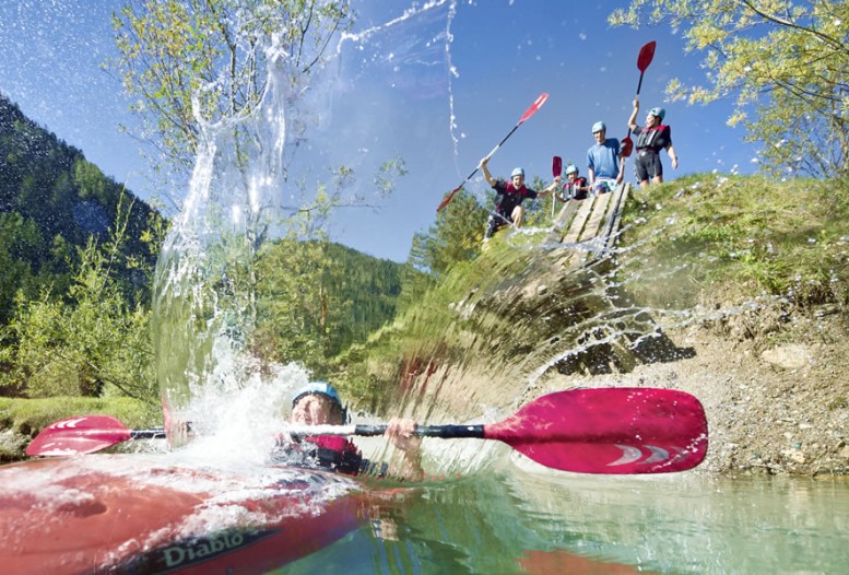 Sprung mit Kajak in den Badesee Flachauwinkl