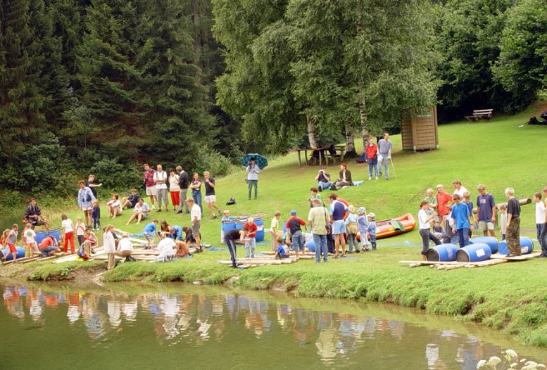 Teambuilding beim gemeinsamen Floss bauen