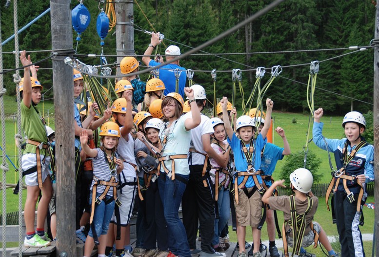 Gruppe gespannt beim Klettern am Hochseilgarten