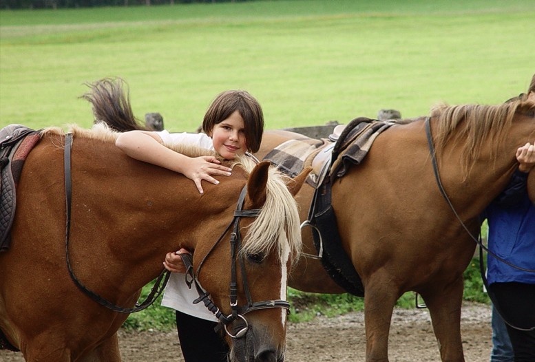 Freude mit Pferden beim Reitunterricht in Flachau