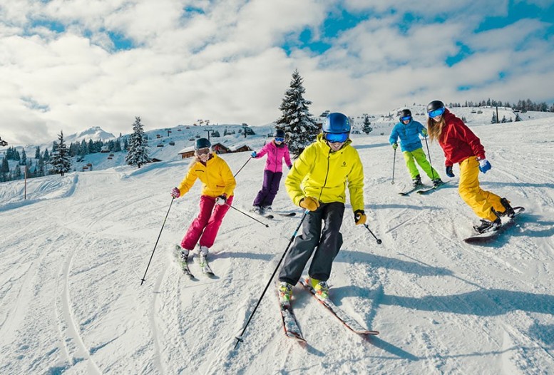 Skifahren mit Freunden © Flachau Tourismus